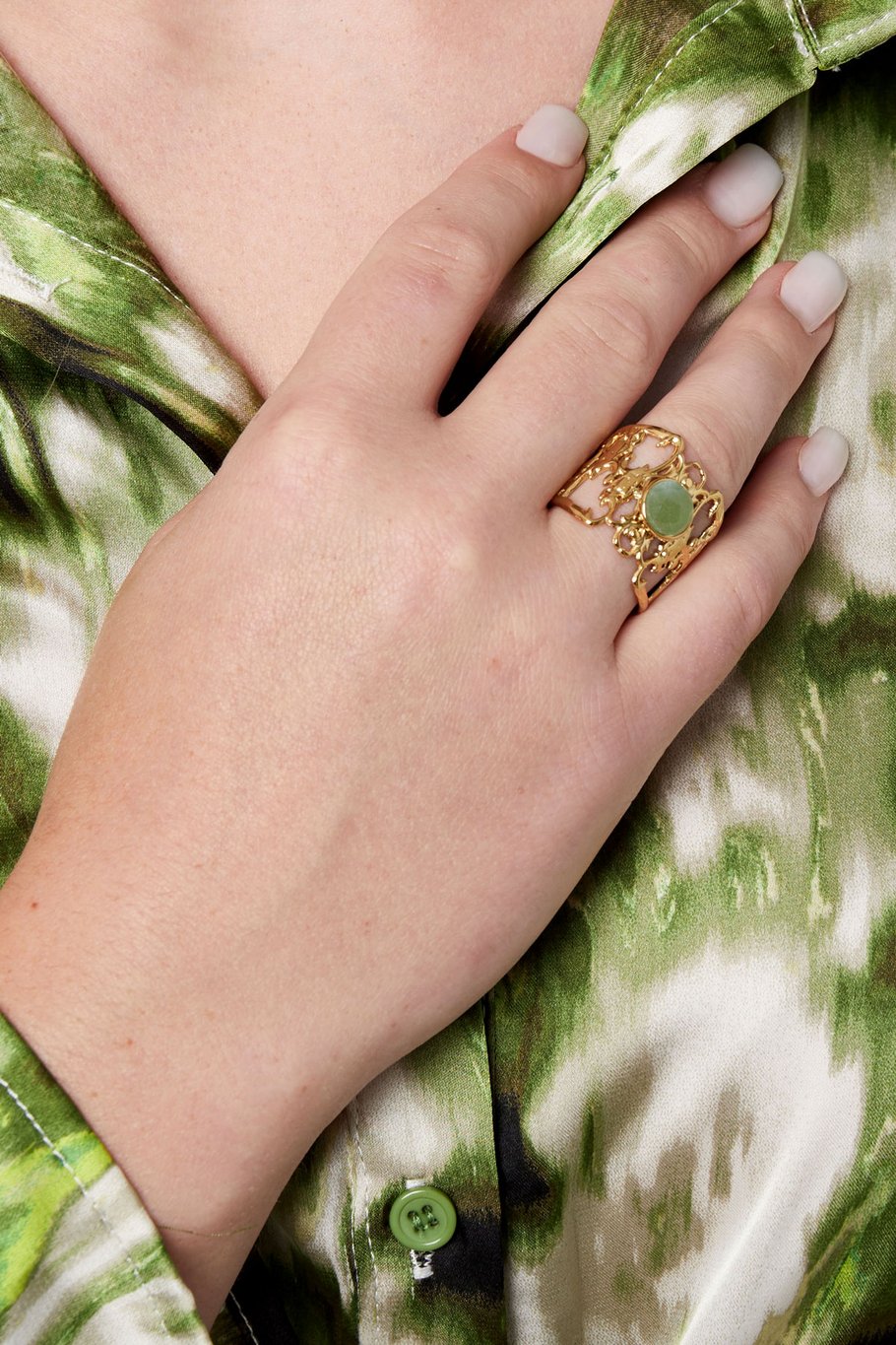 Anillo elegantemente calado con piedra - rojo