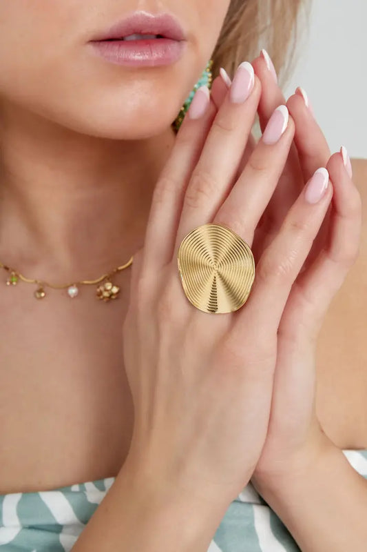Anillo con patrón redondo - Color dorado